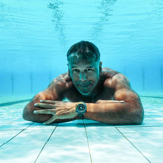 milind soman runs underwater carrying a 12-kg backpack, see photo