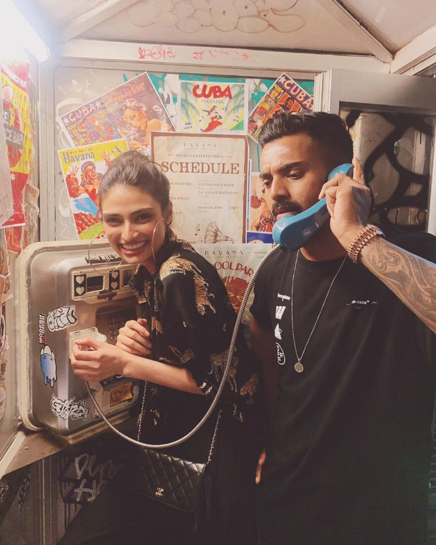 Athiya Shetty poses with rumoured boyfriend KL Rahul, the photo has Suniel Shetty connection