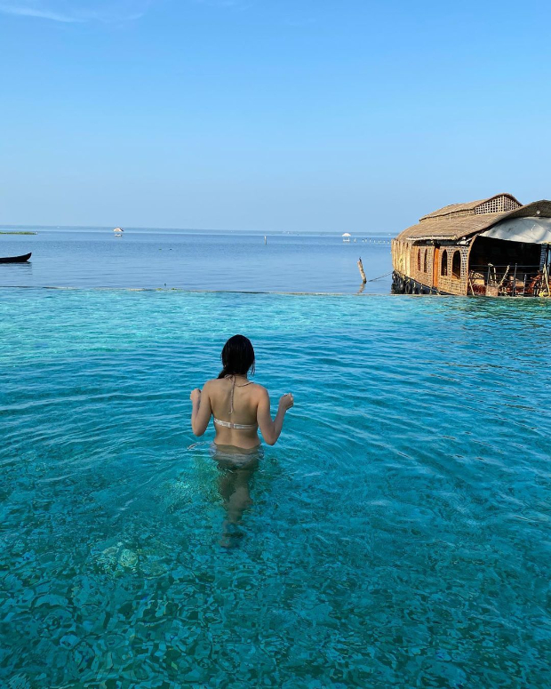 Sara Ali Khan sets the temperature soaring while soaking in the sun in a BIKINI 