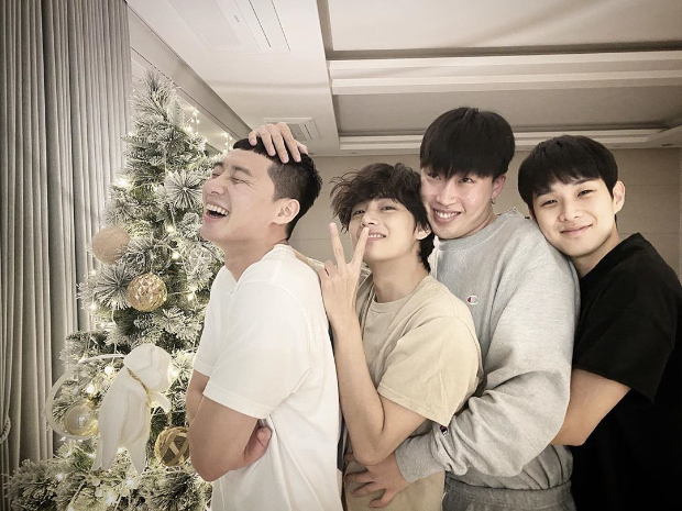 Parasite actor Choi Woo Shik receives support from BTS singer V, Park Seo Joon, Park Hyung Sik and Peakboy after SAG Awards 2020 win