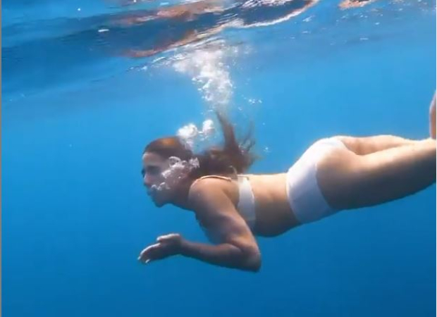  Sara Ali Khan turns mermaid as she dives into the sea; Varun Dhawan calls it a bad dive