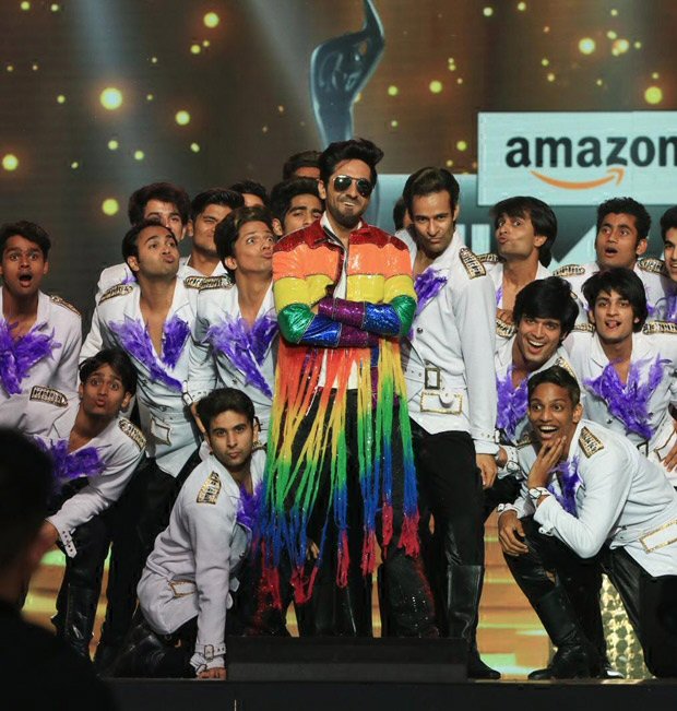 filmfare awards 2020: ayushmann pays tribute to raj kapoor, amitabh bachchan, rajesh khanna among other icons