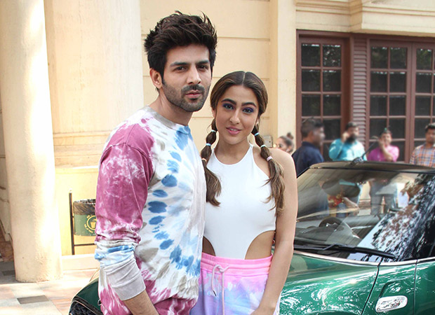 Kartik Aaryan makes faces while Sara Ali Khan talks