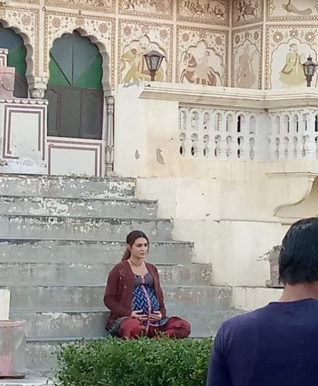 Kriti Sanon cradles her baby bump in LEAKED PHOTO from the sets of Mimi 