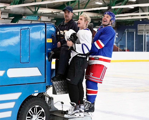 On 'Changes' release day, Justin Bieber teaches Jimmy Fallon how to play ice hockey