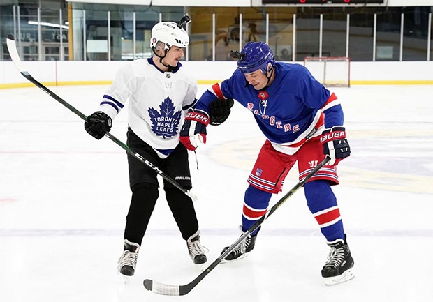 On 'Changes' release day, Justin Bieber teaches Jimmy Fallon how to play ice hockey