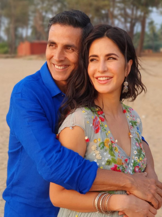 Sooryavanshi star Akshay Kumar holds Katrina Kaif in his arms in this happy picture 