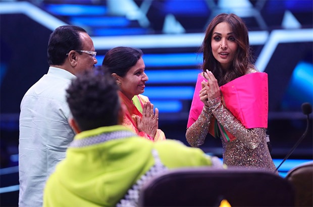 Malaika Arora graciously accepts a beautiful paithani saree and a nathni from a contestant's parents on India’s Best Dancer