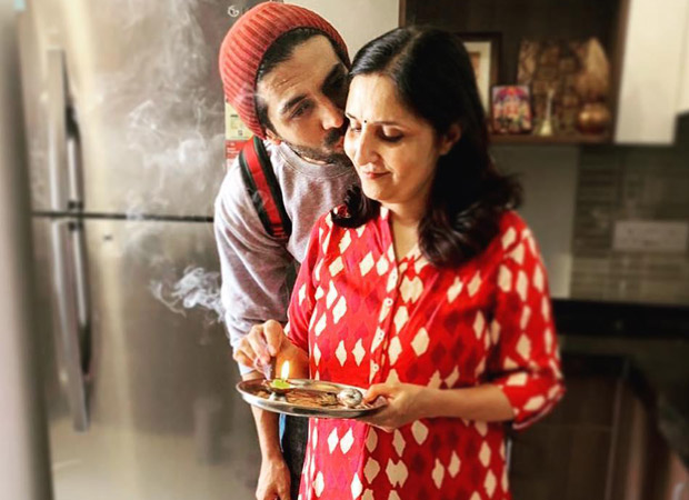 Watch: Kartik Aaryan's mother insisting him to wear his arm cast is pure love