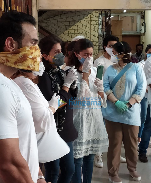 pictures: neetu kapoor, ranbir kapoor, alia bhatt break down moments before rishi kapoor’s cremation