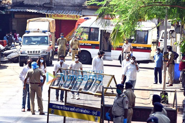 rishi kapoor’s last rites take place in mumbai; 16 family members in attendance