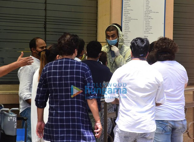 irrfan khan’s last rites take place in mumbai