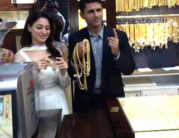 viral: tamannaah bhatia’s old picture with pakistani cricketer abdul razzak in a jewellery store