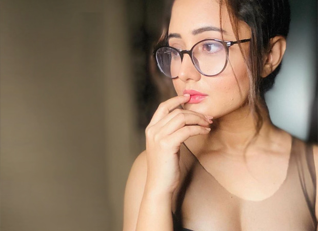Rashami Desai looks like a smokin’ hot beauty in black with her spectacle clad look!