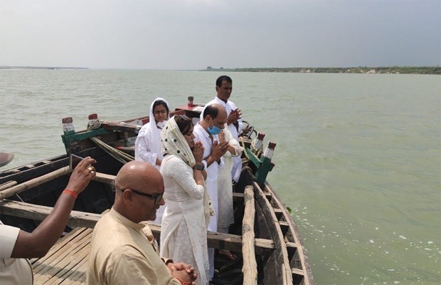 sushant singh rajput’s family immerses his ashes in the ganges