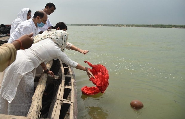 sushant singh rajput’s family immerses his ashes in the ganges