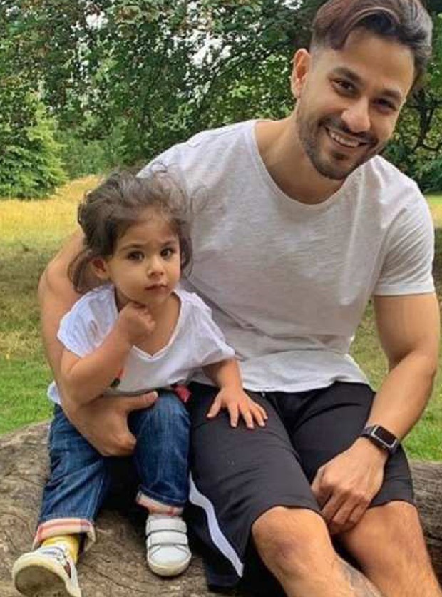 little inaaya doing yoga with father kunal kemmu is the most adorable thing you will watch today