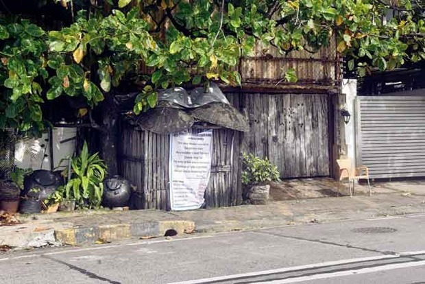 Rekha’s home in Bandra sealed by the BMC after her security guard tests positive for Coronavirus