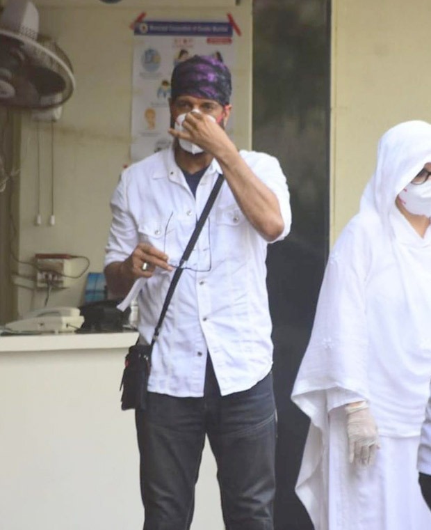 Sons Jaaved Jaaferi, Naved, actor Johny Lever among others bid farewell to Jagdeep at his funeral