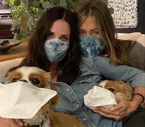 don’t let jennifer aniston and courteney cox catch you without a mask!