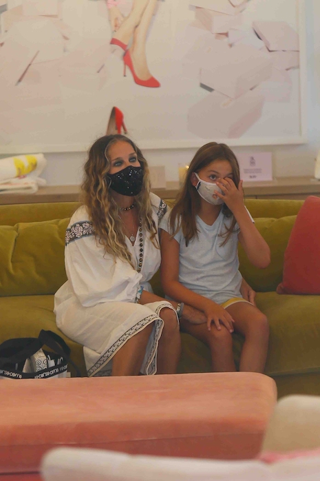 sarah jessica parker : schooling her daughters in the fashion biz?