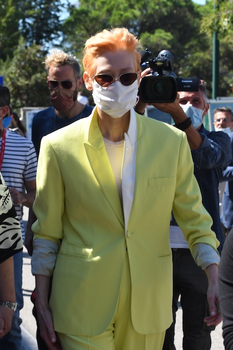 guess who wore a yellow suit at the venice film festival!