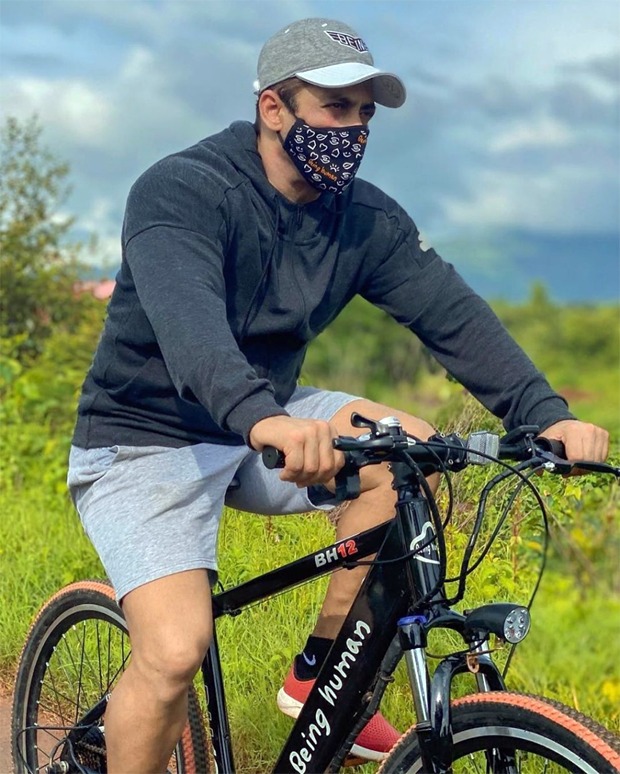 Salman-Khan-goes-cycling-wearing-a-mask-reminds-everyone-to-stay-safe