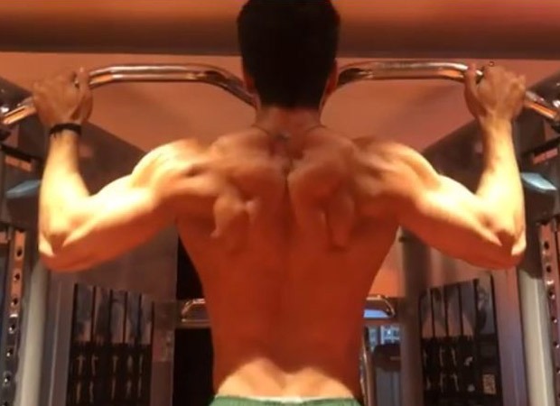 Watch: Tiger Shroff flexing his perfectly toned body leaves his fans amazed