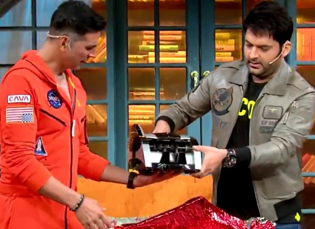 Kapil Sharma gifts Akshay Kumar a money counting machine; actor says that it is from Kapil’s house