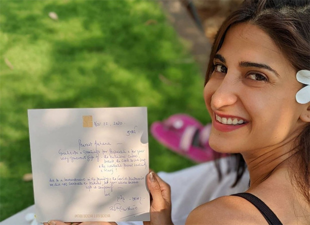 Aahana Kumra can’t stop smiling as she receives a note and flowers from Amitabh Bachchan