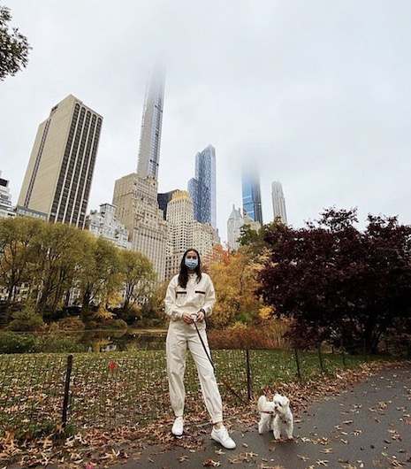 what’s missing from this photo of ana de armas and her dog?