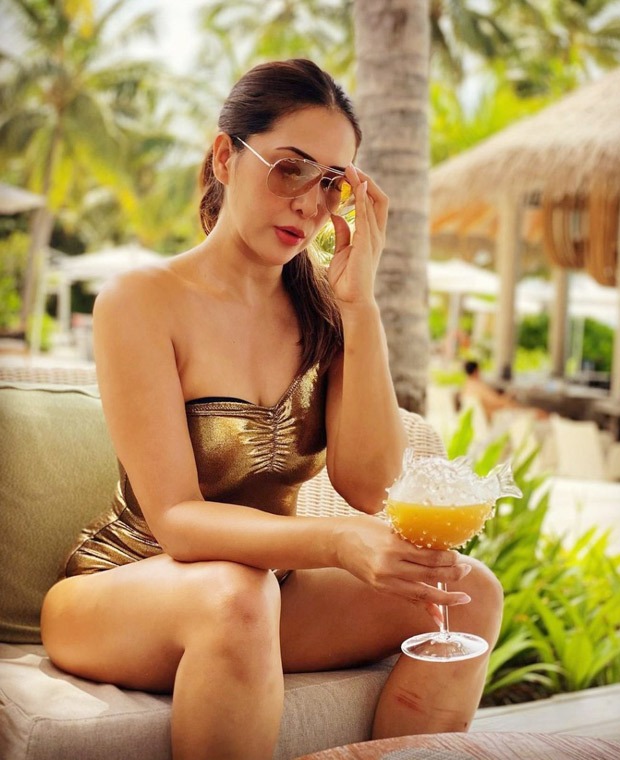 Check out! Kim Sharma looks drop-dead gorgeous in a golden monokini