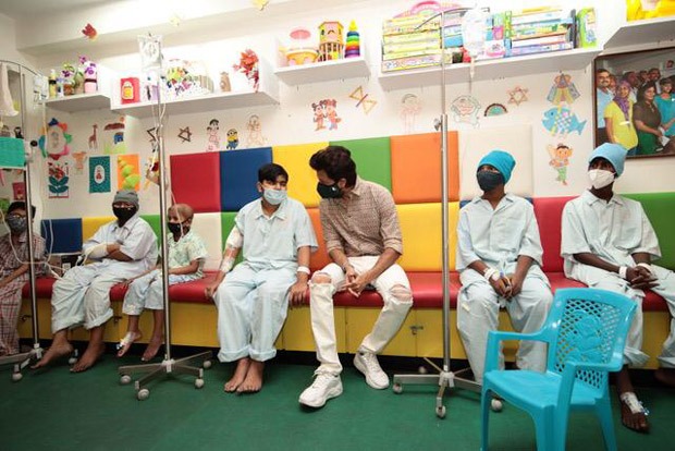 Riteish and Genelia Deshmukh spend time with kids at the Tata Memorial Hospital on 20th International Childhood Cancer Day