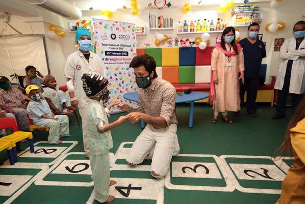 Riteish and Genelia Deshmukh spend time with kids at the Tata Memorial Hospital on 20th International Childhood Cancer Day