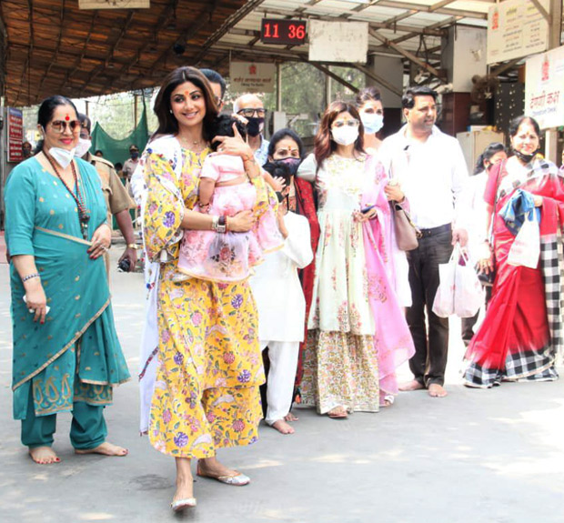 shilpa shetty and daughter samisha pose for the paparazzi after their visit to siddhivinayak temple with their family