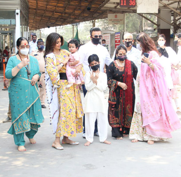 shilpa shetty and daughter samisha pose for the paparazzi after their visit to siddhivinayak temple with their family