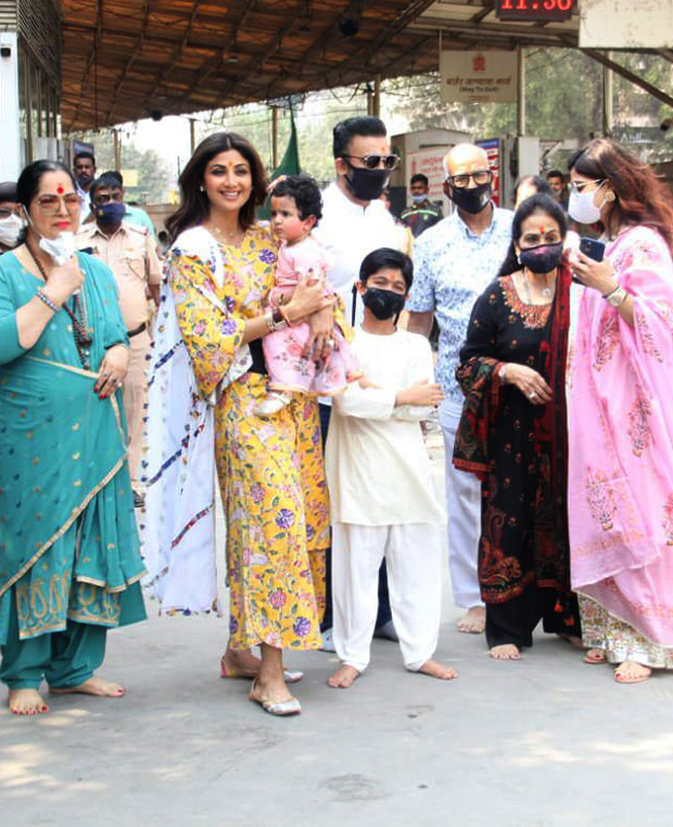 shilpa shetty and daughter samisha pose for the paparazzi after their visit to siddhivinayak temple with their family