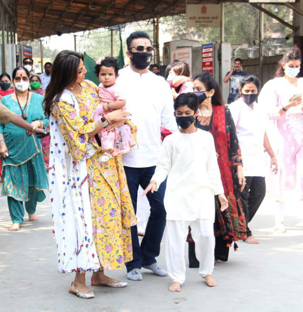 shilpa shetty and daughter samisha pose for the paparazzi after their visit to siddhivinayak temple with their family