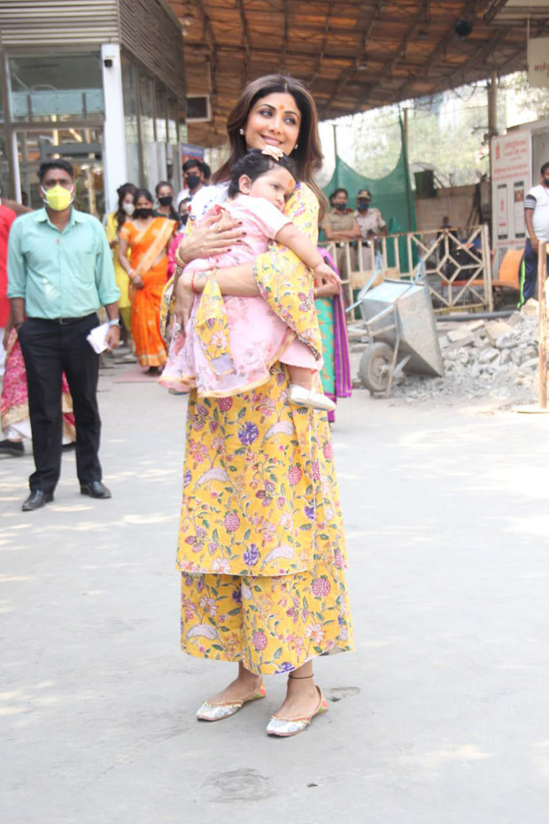 shilpa shetty and daughter samisha pose for the paparazzi after their visit to siddhivinayak temple with their family