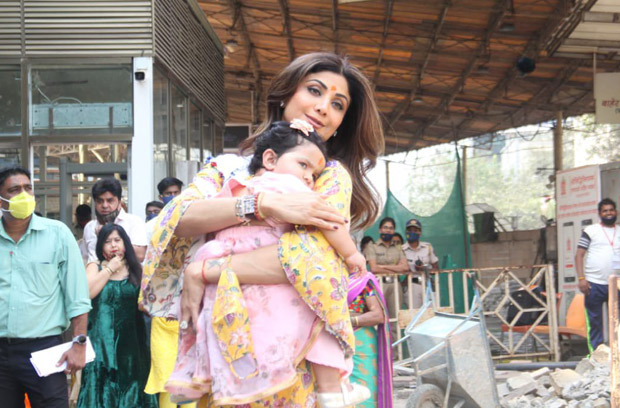 shilpa shetty and daughter samisha pose for the paparazzi after their visit to siddhivinayak temple with their family