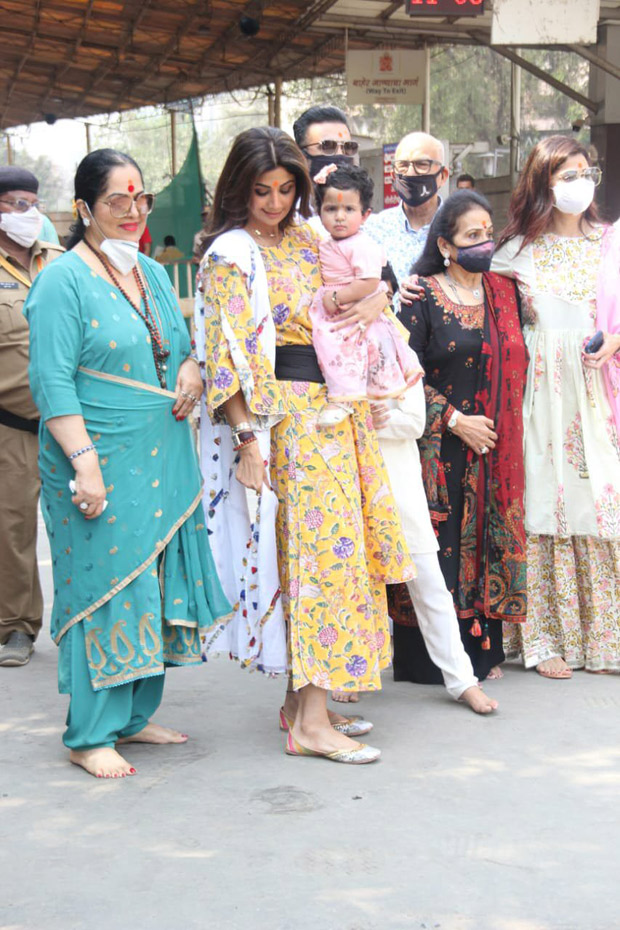 shilpa shetty and daughter samisha pose for the paparazzi after their visit to siddhivinayak temple with their family