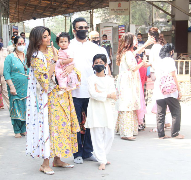 shilpa shetty and daughter samisha pose for the paparazzi after their visit to siddhivinayak temple with their family