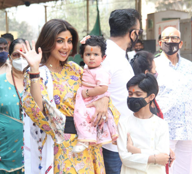 shilpa shetty and daughter samisha pose for the paparazzi after their visit to siddhivinayak temple with their family