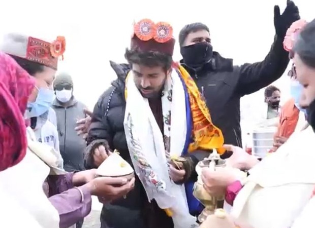EXCLUSIVE: Kartik Aaryan engages in a fun banter with natives of Manali as they give him a warm welcome; Watch