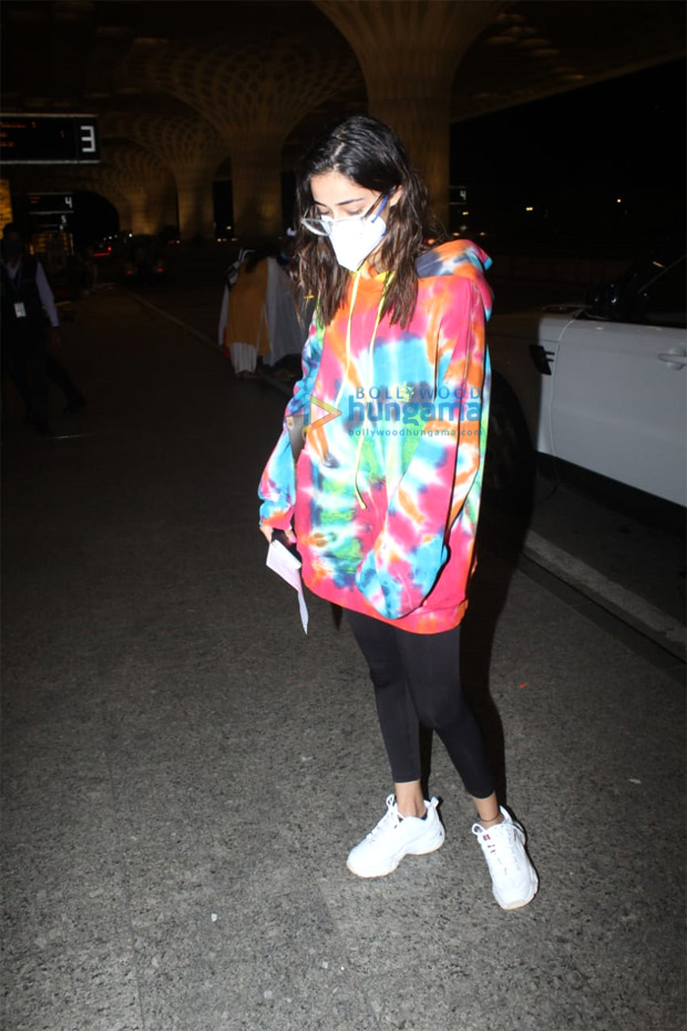 Ananya Panday pairs tie-dye sweatshirt with luxury Louis Vuitton tote worth Rs. 1.97 lakhs