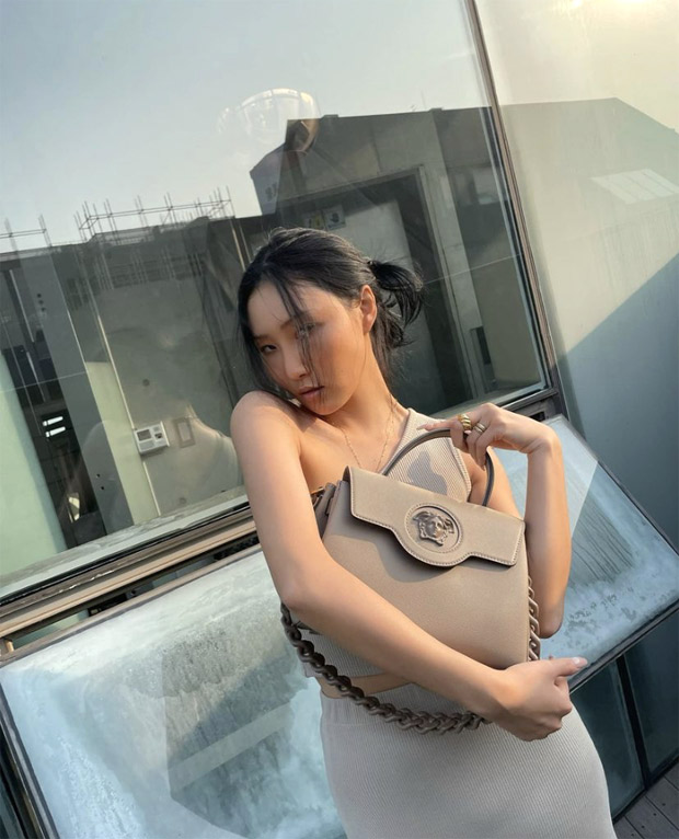 MAMAMOO’s Hwasa proves neutrals are taking over this Spring; singer carries a Versace handbag worth Rs. 2.7 lakhs 