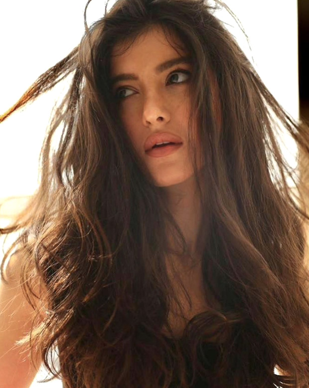 Shanaya Kapoor is in carefree mood flaunting her beach waves and minimal makeup