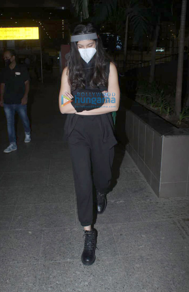 Shanaya Kapoor pairs her all-black casual look with luxury Gucci backpack worth Rs. 1.3 lakhs