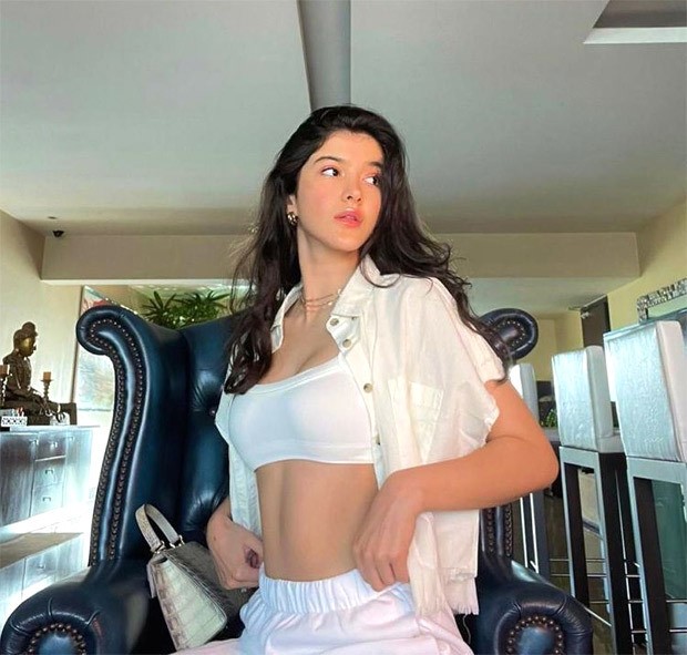 Shanaya Kapoor dons teensy crop top with white sweatpants and shirt; dad Sanjay Kapoor asks ‘can you give me those abs’
