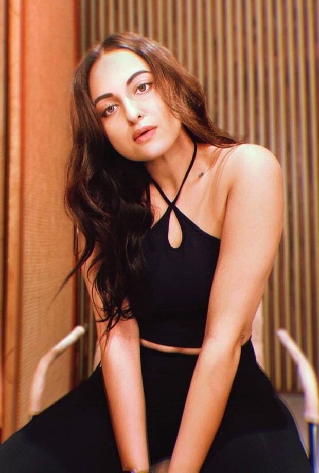 Sonakshi Sinha’s quarantine look involves halter-neck black top and leggings